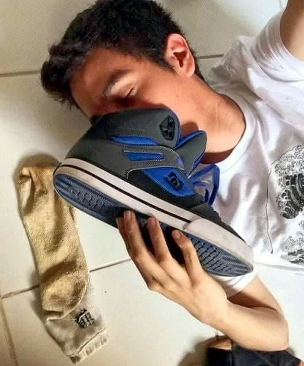 Robertofeetcdmx's tweet photo. Las discusiones con tu morro...

-“No chingues cabrón no te quitas esos pinches 👟, se te van a apestar las 👣... Ponte otros 👞...”

Sabes que le va a valer verga tu comentario... Lo que no sabes es que ese 🎁 le da un fuerte olor a 👣 que lo pone pendejo de placer y morbo... https://t.co/k5ZFJYGV9X