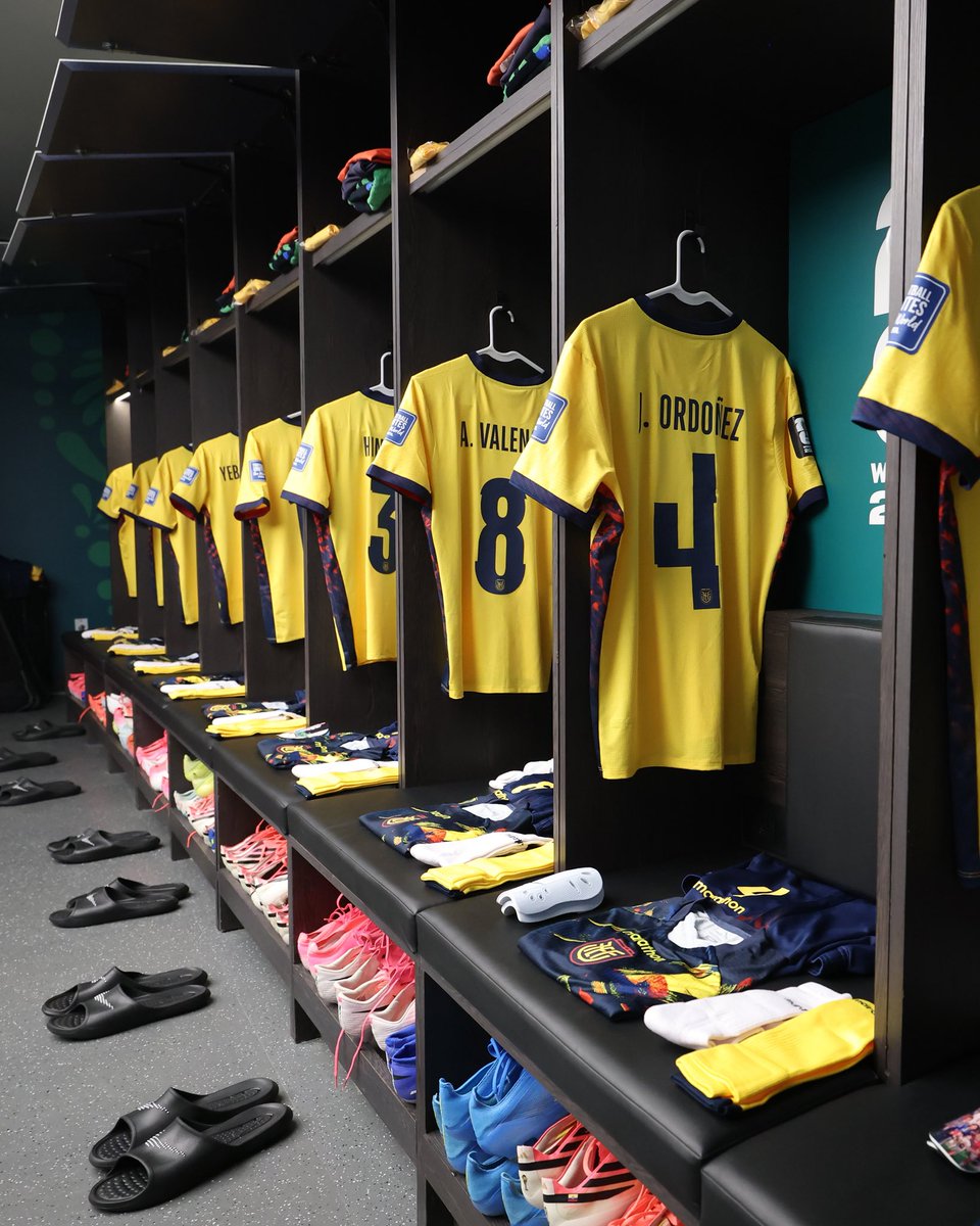 LaTri's tweet photo. Así luce el vestuario en el Azteca. 

• #MEXxECU  • #FWC • #UnSoloEcuador • https://t.co/JabqgPIPAi