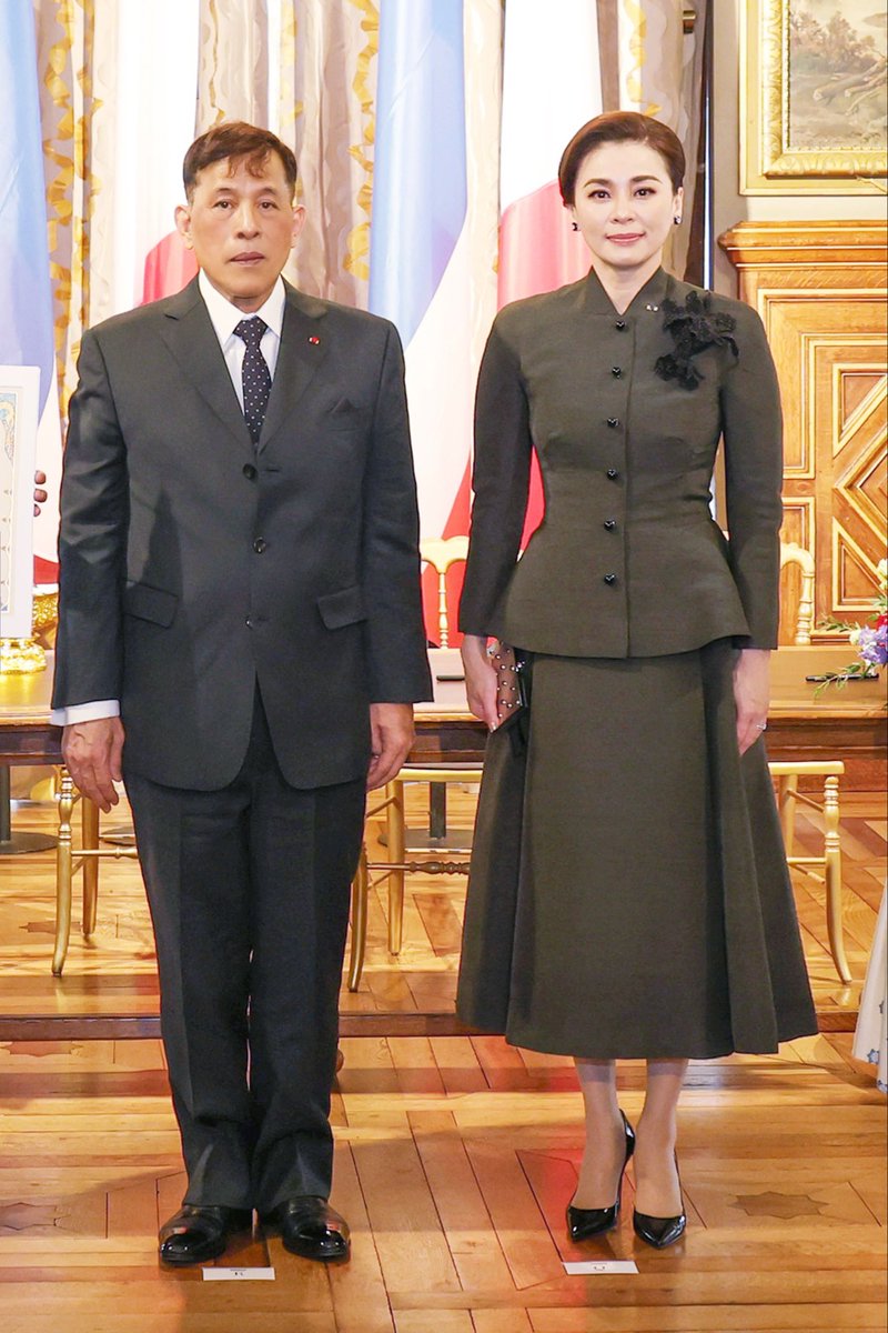 jellybunnyx789's tweet photo. 💜💛 คู่พระบารมี 💜💛
#ทรงพระเจริญ #QueenSuthida #เสด็จฯเยือนสาธารณรัฐฝรั่งเศส #ในหลวง #พระราชินี #องค์หญิงสิริวัณณวรี #เรารักสถาบันพระมหากษัตริย์ #ฝรั่งเศส https://t.co/KzI238G230