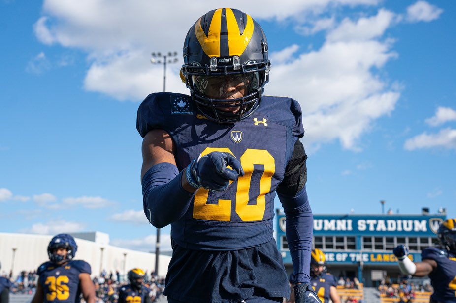 marique_miller's tweet photo. After a great conversation with @CoachCircelli I have received my third offer from the @WindsorLancers #AGTG https://t.co/Y3p8H6JHqV
