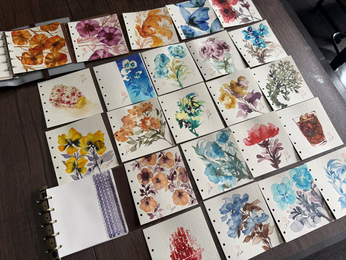 salty_f's tweet photo. 手帳の市2026秋で僕たち「文具で描くチーム」が取り組むテーマ「リフィル画」
これはただファイリングできる小さな絵画ではなくて、「リフィル画」ならではの魅力がある、と考えています。

それをまずは作り手である僕らが理解している必要があって、そのためには数。沢山描くしかないかなってのが今の僕の結論です。

考えずに描いて数をこなす、でも描き始めると必ず何かの気づきがある。その積み重ねですよね。じっくり考えて描く作品は、積み上がった沢山の小さな経験値の上で描けばいいかなって。