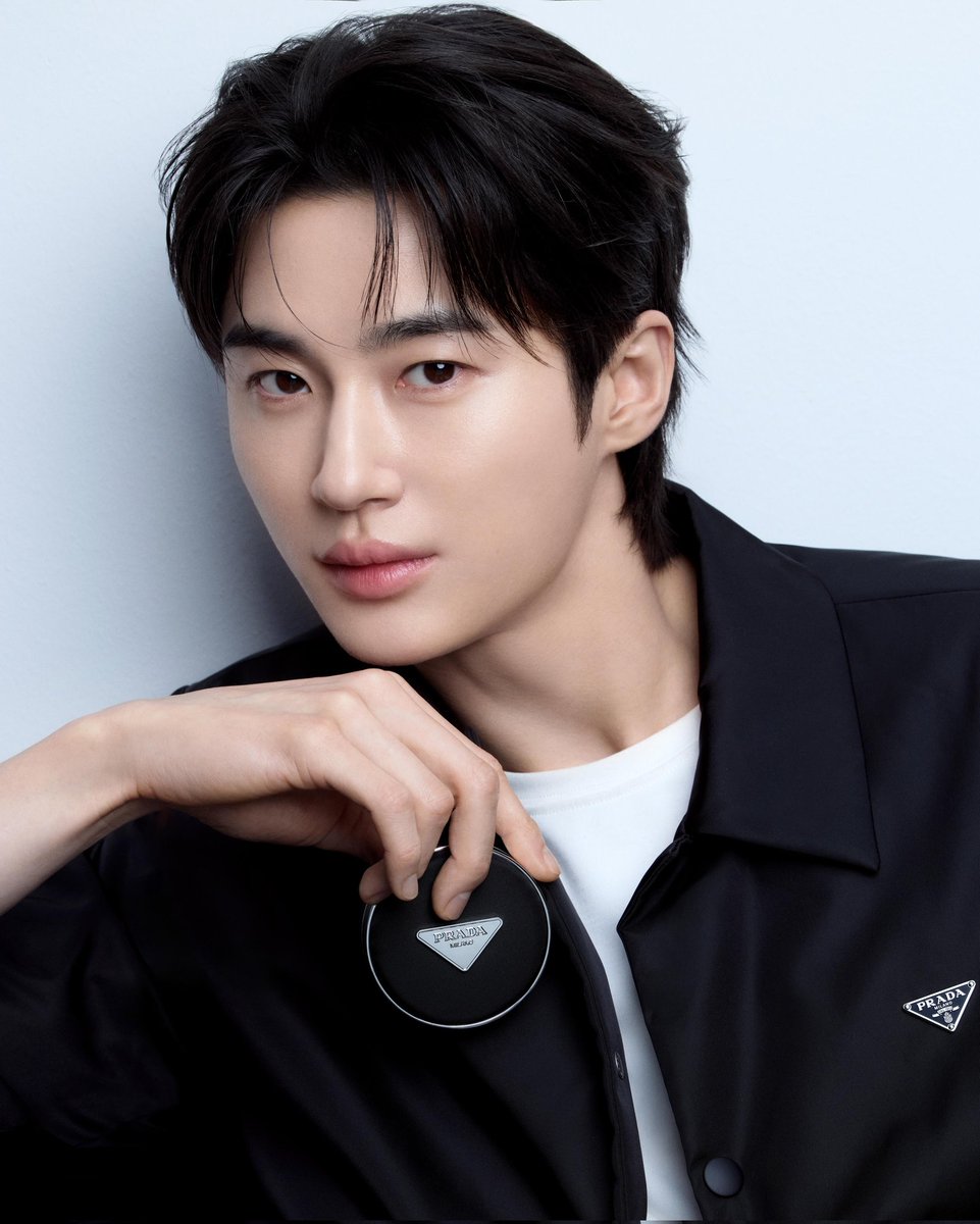 gracechoonsam's tweet photo. 26.07.01

<보그코리아 인스타그램>

PRADA BEAUTY

#변우석
#byeonwooseok
#wooseok 
#pradabeauty

*출처:보그코리아 인스타그램 https://t.co/VzTUCCKCPl