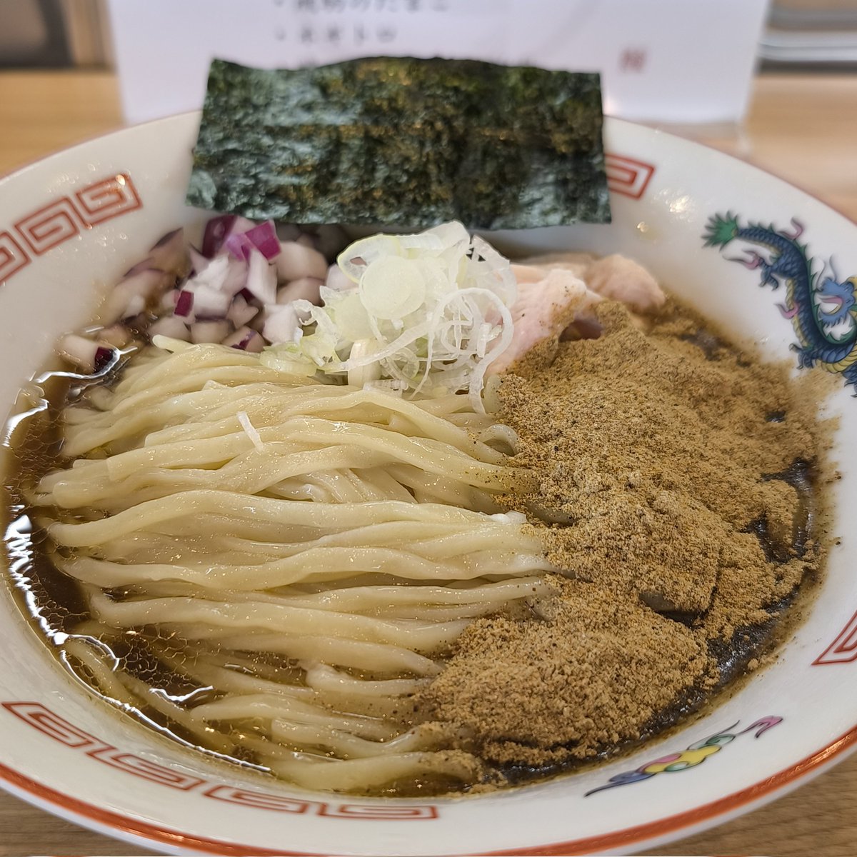 t2cz's tweet photo. 中華そば HIBARI
純·冷や煮干しそば
珍しい平日休みは話題のお店で朝ラー
滑らかな麺とザクザクの玉ねぎとシットリした鶏肉と煮干し粉のザラツキで食感でも楽しめる
煮干しに振り切った見た目だけど色々な美味しさを堪能出来た
美味しいラーメンをご馳走様でした
#RB大宮アルディージャラーメン部 https://t.co/IXMLgxy5S8