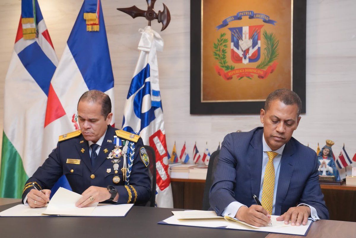 PoliciaRD's tweet photo. Policía Nacional e INDOTEL firman acuerdo para modernizar el registro y control de detenidos en destacamentos. 

La plataforma digital fortalecerá la transparencia, la supervisión y la trazabilidad de los procesos de custodia.

📰 Amplíe: https://t.co/mFZiBvljpR https://t.co/pfv2VMBsoA