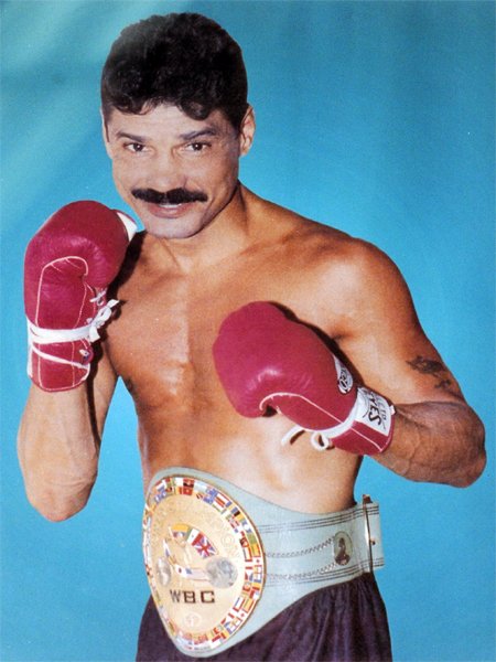 campos_2024's tweet photo. 1 de Julio del 2009  :
Paso a otro plano de vida "Alexis Argüello" .
Realizó 90 peleas  obteniendo 82 victorias (65 por nocaut) y 8 derrotas. Fue tres veces campeón mundial, obteniendo cinturón AMB peso pluma en 1974, del CMB súper pluma en 1978 y en la CMB en peso ligero 1981. https://t.co/BXckbuzmTu