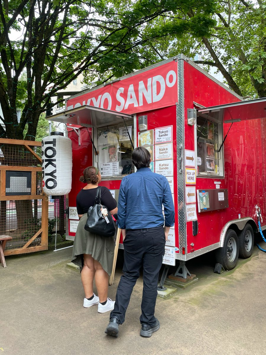 QueenSashaz's tweet photo. 昨日は仕事で久々にダウンタウンへ。お昼は近くにあったTokyo Sando! Middtown Beer Gardenにある日本人経営のカツサンドのカートです。チキンカツサンドがサクサクで美味しかった！🤩 https://t.co/dMzGEmh5vP