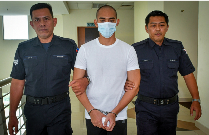 SinarOnline's tweet photo. Tekup muka kekasih dengan bantal hingga mati kerana enggan tandatangani surat perjanjian supaya tidak 'putuskan' hubungan

Mahkamah Tinggi menjatuhkan hukuman penjara 32 tahun dan 12 sebatan terhadap Amirul Amin Amirruddin, 23, selepas hakim mendapati pihak pendakwaan berjaya membuktikan kes melampaui keraguan munasabah di akhir kes pembelaan.

Artikel: https://t.co/TvjCriXjKa