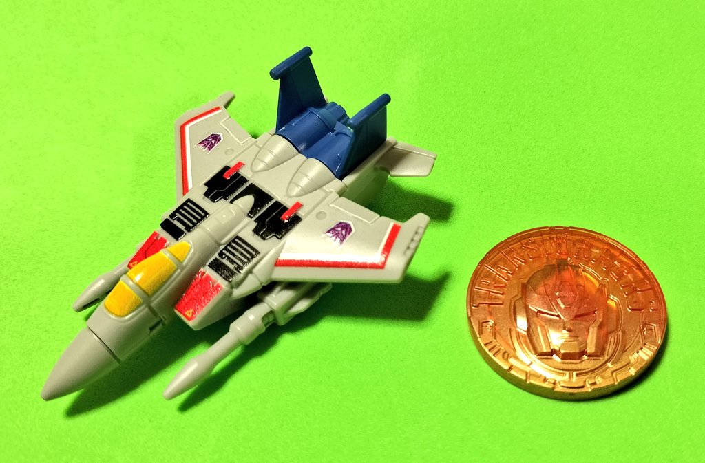 TakWork's tweet photo. やったースタースクリームだ！と思ったらビークルモードでした(^_^;)
でも、雰囲気が良くて気に入ったかも。部分塗装がしっかりしていて好印象です。
オレンジクリアーにグラデーション塗装を施した特製メダルもいい感じです😊✨️
#ブロッキーズ
#トランスフォーマー https://t.co/QGr7IxyJU3