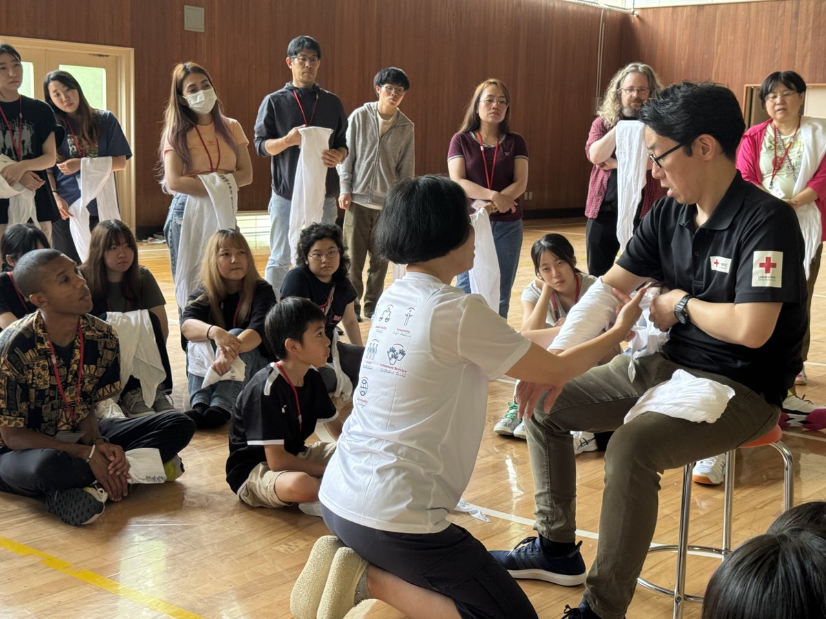 jrcishikawa's tweet photo. 「ボーダーレスキャンプ2026」が開催され、40名が参加しました。多文化共生社会の実現などを目的としており、石川県支部も協力しています。
参加者は三角巾を使った手当を学んだほか、避難所までの経路を確認する災害図上訓練（DIG）を受講。日本語と英語、ジェスチャーを交え、意見交換しました。 https://t.co/ALrURLt1mR