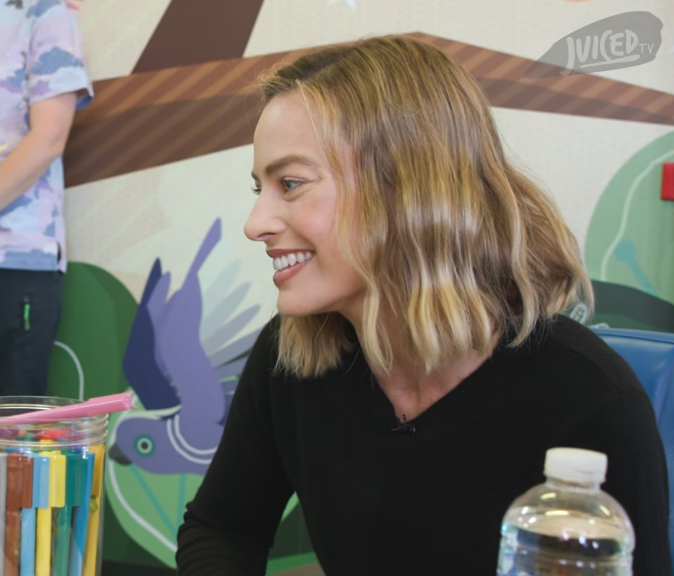 projectorpink's tweet photo. Margot Robbie at Toowoomba Hospital for Juiced TV. 

Queen of cute faces! 

#MargotRobbie https://t.co/I8X10fk7p2