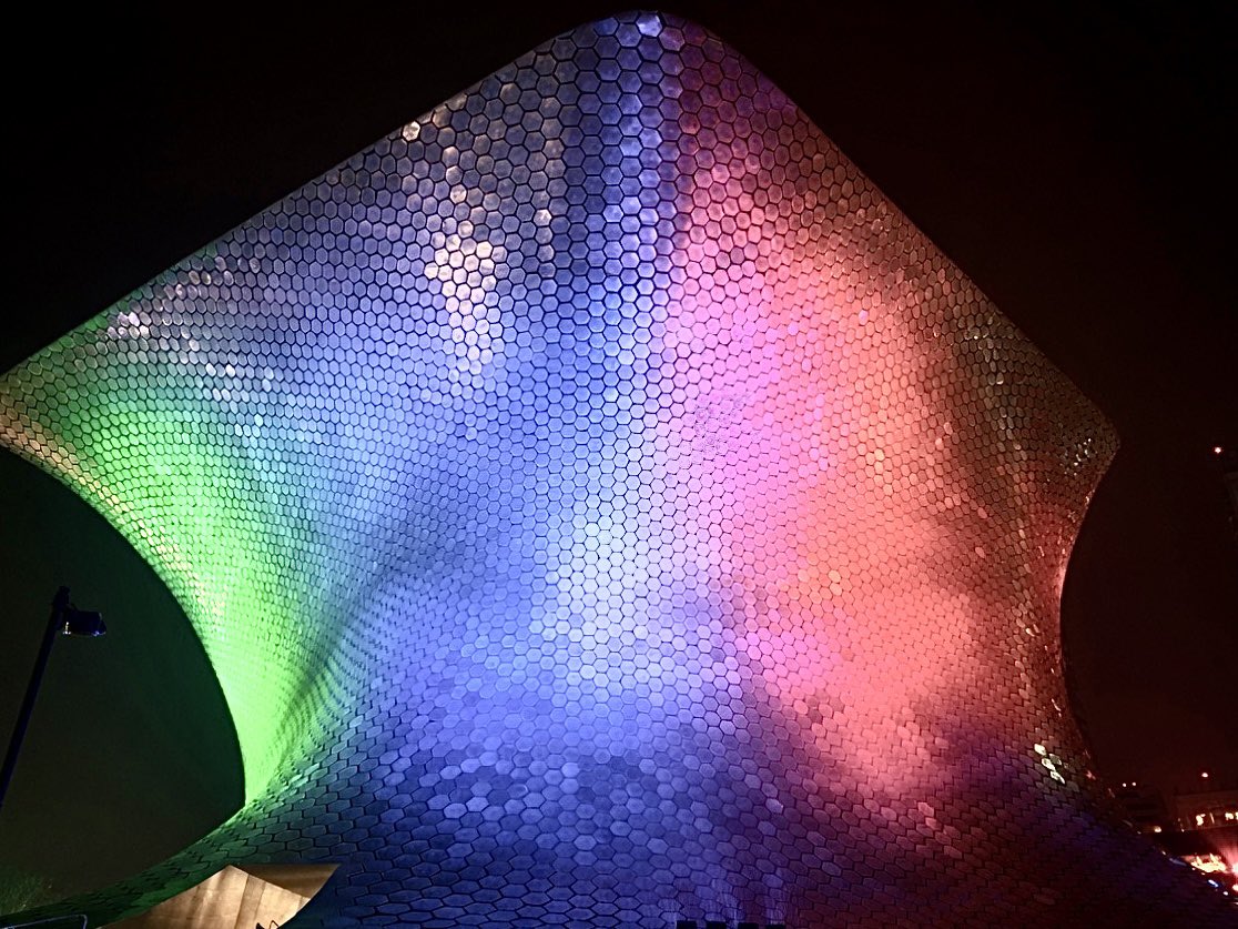 ElMuseoSoumaya's tweet photo. Hoy nos iluminamos de verde, blanco y rojo para desearle lo mejor a @miseleccionmx 
 
Ven, tómate una foto en la fachada y compártela con #ArteParaTodos. 
￼ https://t.co/zTAY68pYId