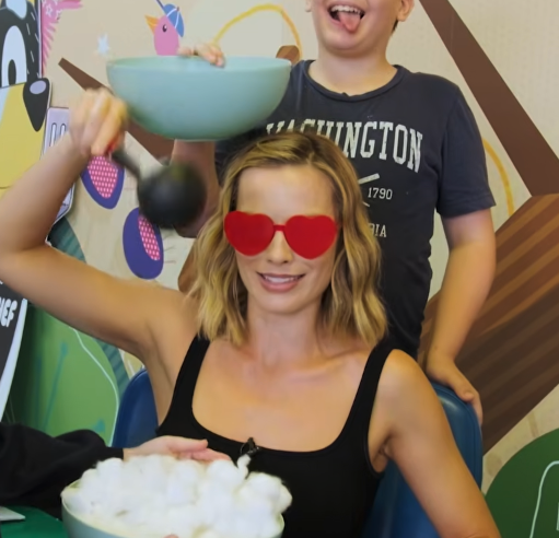 projectorpink's tweet photo. Margot Robbie at Toowoomba Hospital for Juiced TV. 

Queen of cute faces! 

#MargotRobbie https://t.co/I8X10fk7p2