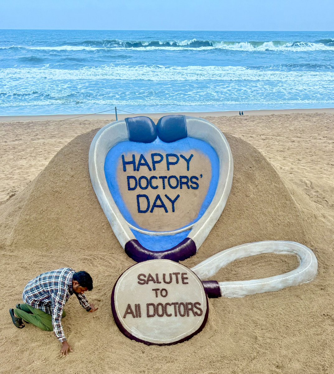 sudarsansand's tweet photo. Happy Doctors’ Day! 
On the occasion of National Doctors’ Day, my sand art at Puri Beach. In Odisha 🙏
#NationalDoctorsDay #DoctorsDay https://t.co/bGzSKKqQQf