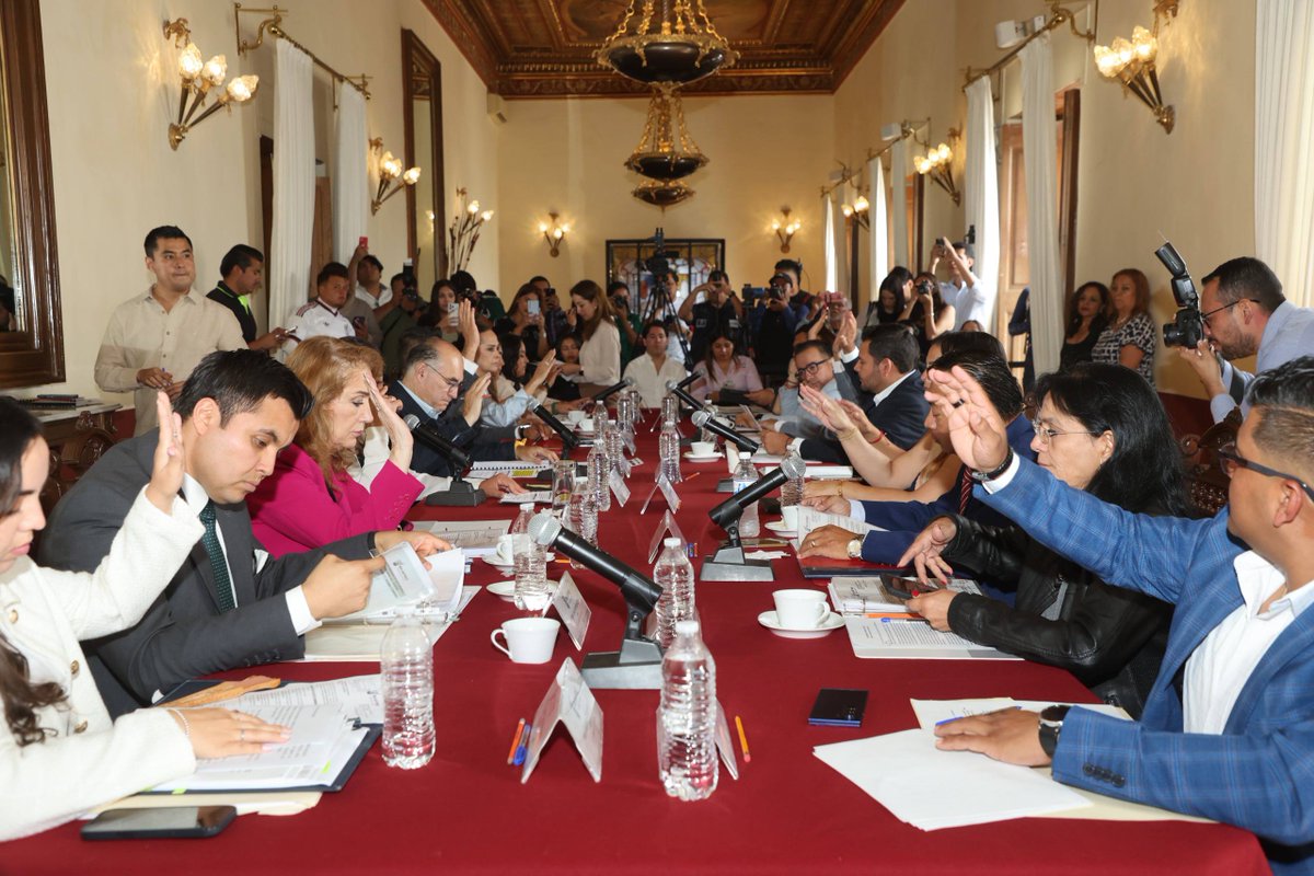 EF_Galindo's tweet photo. En Cabildo seguimos construyendo acuerdos por el bienestar de San Luis Potosí. 🤝

Con la participación de autoridades municipales, regidoras, regidores, síndicos e invitados especiales, se llevaron a cabo las sesiones ordinarias donde se analizaron y aprobaron iniciativas en beneficio de la ciudad.