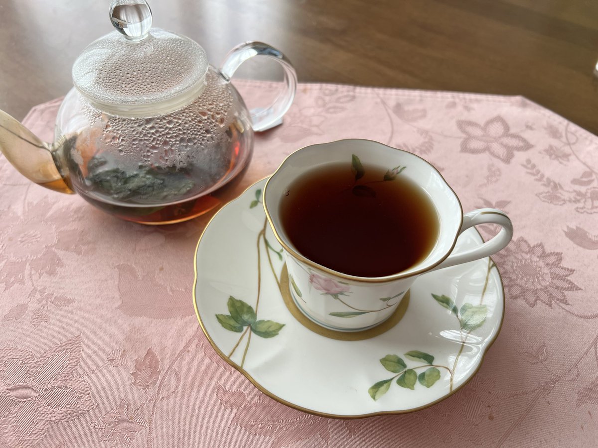 suehirarin's tweet photo. 庭先からアップルミントの葉を摘んで
ハーブティーに。ほのかなアップルの香りと爽やかなミントの香りがする紅茶、リラックスできます。#アップルミント　#ハーブティー https://t.co/jNMOaLHjA8
