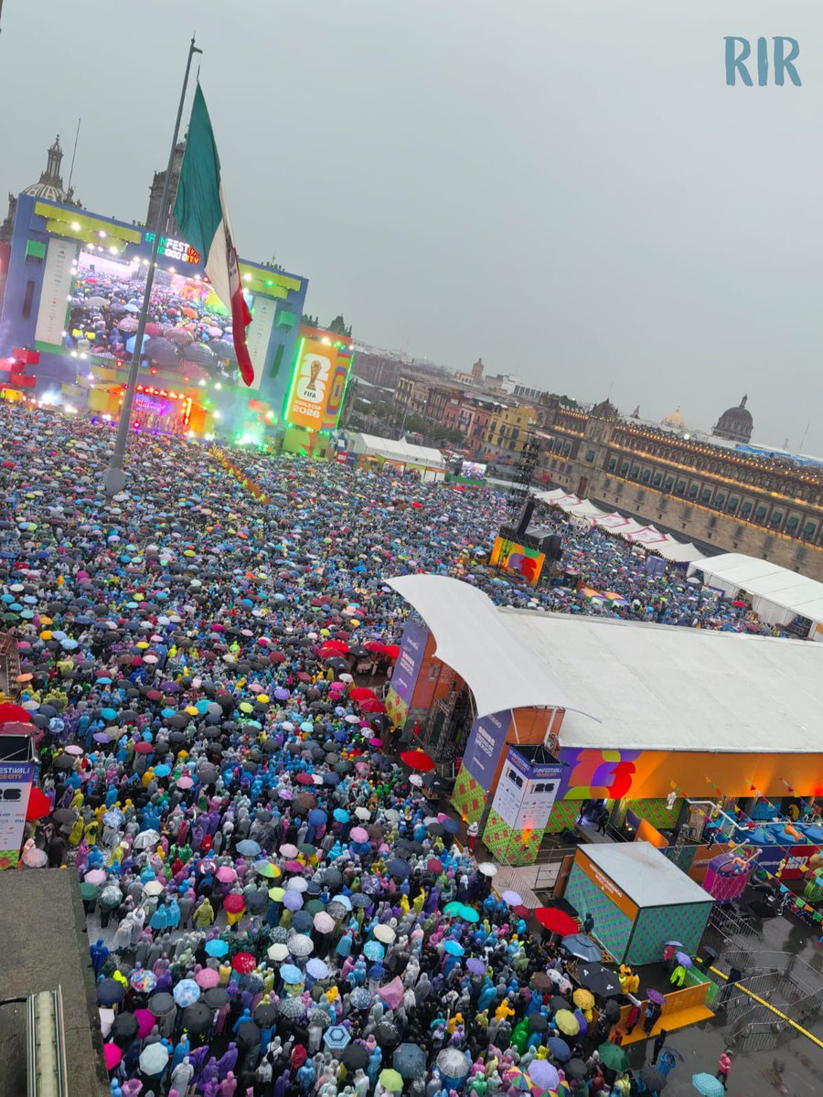 rosaicela_'s tweet photo. A pesar de la intensa lluvia y después de horas, los fanáticos permanecen en la plancha del #Zócalo de la #CDMX en espera de que inicie el partido entre #México 🇲🇽 y Ecuador 🇪🇨. Es la pasión futbolera que invade las calles, pese al reporte de demora en el inicio de la contienda deportiva, a causa de la tormenta eléctrica. @Claudiashein