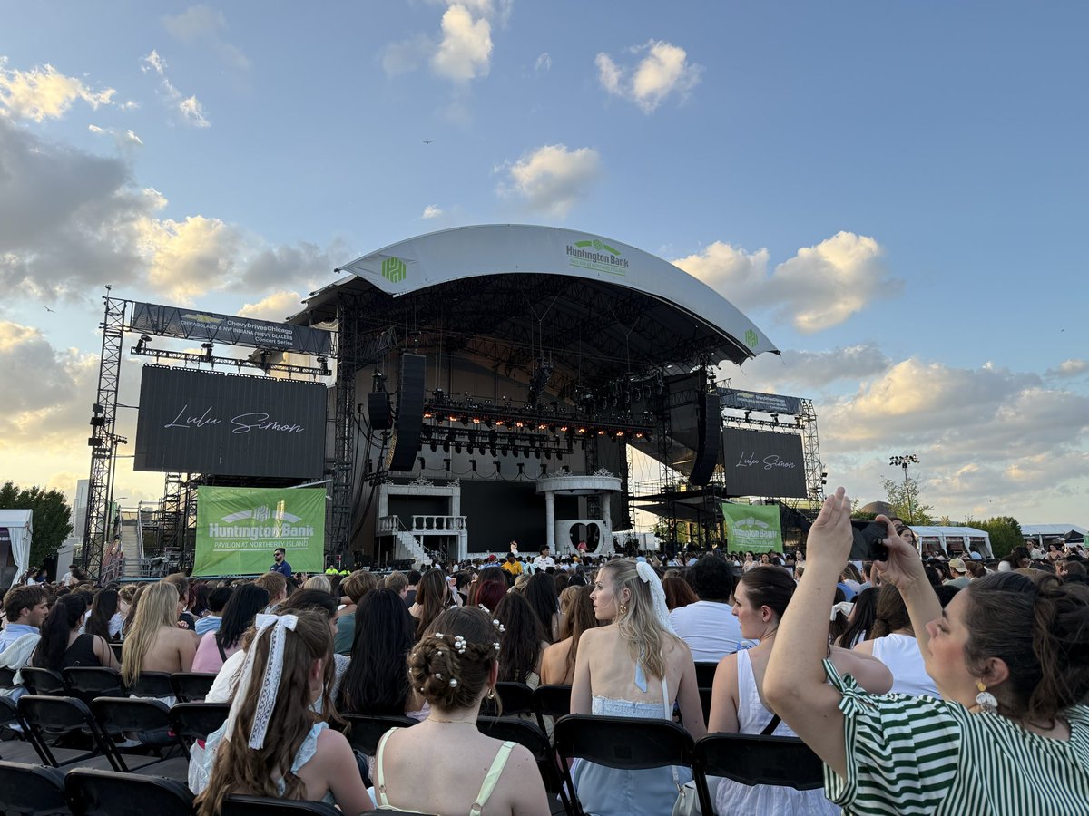 souraindrops's tweet photo. @madisonbeerhq hi i went to the chicago show last night &amp; i missed my ftn vip experience due to person reasons out of my control i asked multiple ppl if i could at least get into the pit i was told no &amp; there was no vip merch left for me. could you help me out?? :( https://t.co/ilg8h7ONnQ