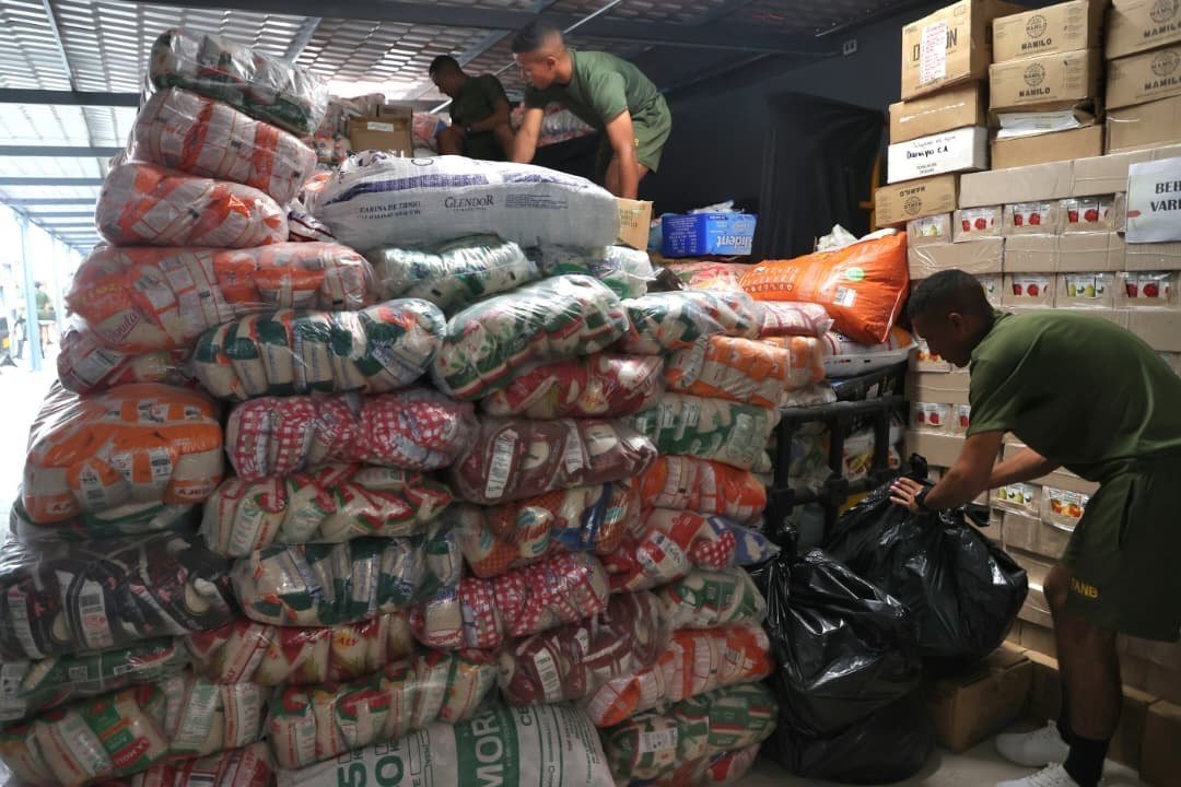 Chiqui_new's tweet photo. Como se les ha desmontado cada uno de los #FakeNews ahora quieren atacar la atención que reciben las familias en los campamentos temporales. Les cuento que el Gobierno tiene un sistema automatizado donde entregan directamente a las personas previamente allí ubicadas. https://t.co/cw7OI95bjb