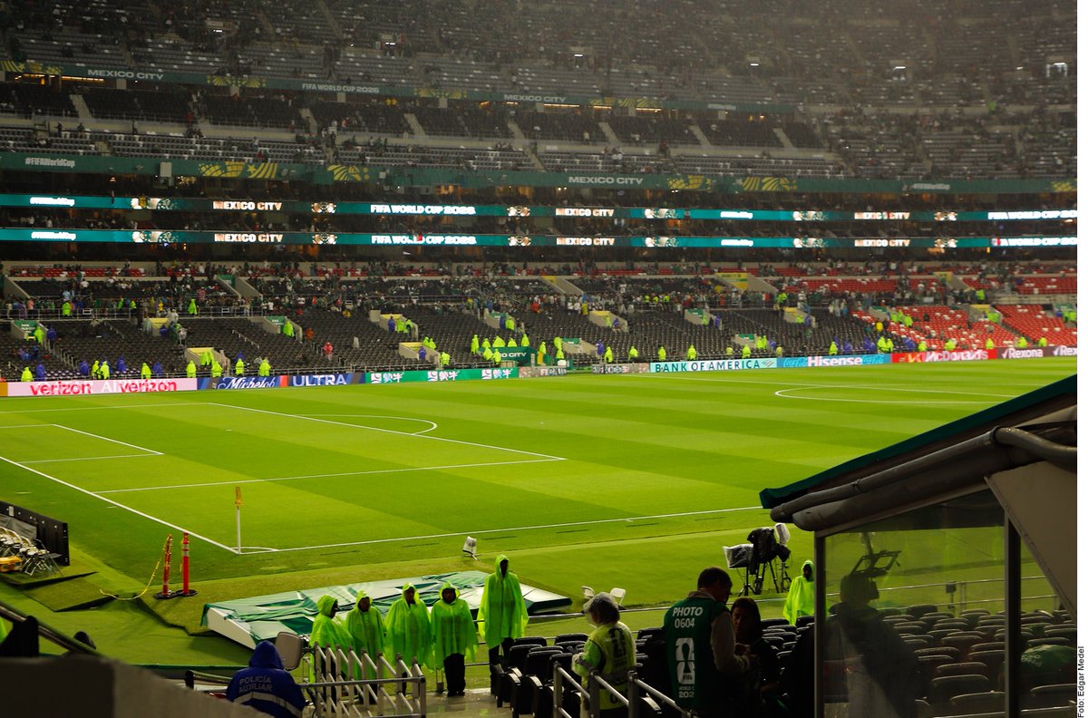 elsurdeguerrero's tweet photo. #ACTUALIZA| ⚽Tras el retraso por la lluvia, el partido entre  #México y #Ecuador en el Estadio Azteca iniciará a las 20:00 horas. Saltan los jugadores a la cancha para calentar
Ver más 👉https://t.co/ks3NTy0Y8F https://t.co/3vZzngSSt9