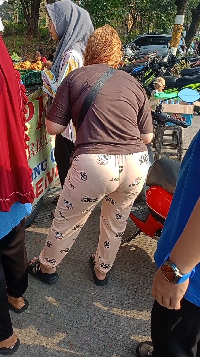 asiancandids's tweet photo. Gesek dulu pant4tnya si Tante, cd nya tembus gambar bunga

Full video join telegram
https://t.co/rR1gAMFejx https://t.co/0xsL7Zd0u2