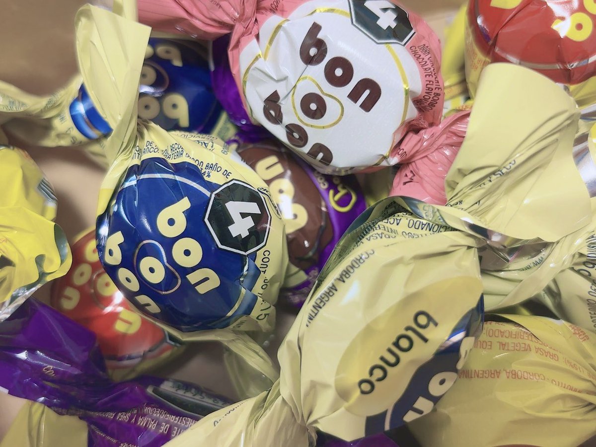 n0720_'s tweet photo. 𝗙𝗘𝗟𝗜𝗭 𝗦𝗘𝗠𝗔𝗡𝗔 𝗗𝗘 𝗟𝗔 𝗗𝗨𝗟𝗭𝗨𝗥𝗔💋🍫🍬🍪

アルゼンチンでは4月の最初の1週間は
「Semana de la Dulzura(甘い一週間)」といって
お菓子をあげたらお返しにキスをもらえるというなんとも可愛らしいイベントがあるそうです🇦🇷

日本でもコンビニでよく見かけていた『ボノボン』、高校生の時によく買っていました🍬
アルゼンチン発祥と知って嬉しいです。
やっぱり私はアルゼンチンを好きになる運命だったのかもしれない。

最近コンビニをハシゴして探し回ったのですが、見つかりませんでした
夏だからかな？

結局pampa directで購入しました📦