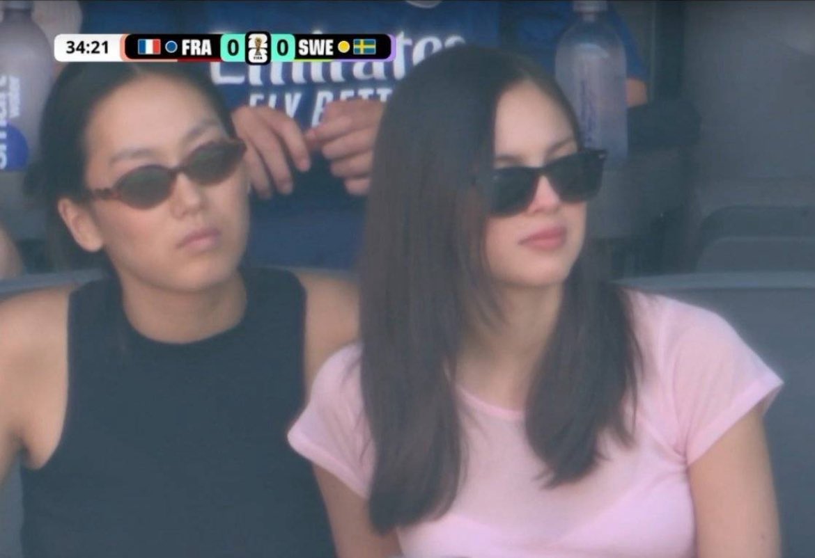 evermiu's tweet photo. 🚨📸 | Olivia Rodrigo is present at the game to be seen on user evermiu's TV. 🏳️‍🌈💜 https://t.co/frcP2ghsOY