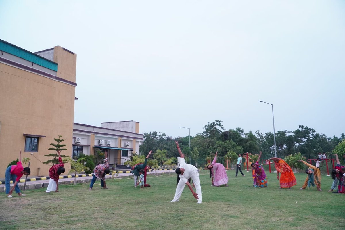rcwasbp's tweet photo. CWA के वार्षिक कैलेंडर के अनुसार इस माह में महिलाओं को योग एवं शारीरिक दक्षता के बारे में प्रशिक्षण दिया गया, जिसमें सभी महिलाओं ने बढ़ चढ़कर भाग लिया ।
@cwacrpf 
@CRPF_Odisha 
@gccrpfsbp https://t.co/qpPfpiYfex