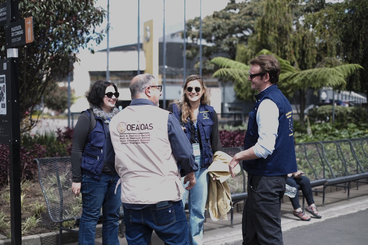 moeuecolombia26's tweet photo. En estas imágenes, algunos momentos del trabajo de nuestros observadores desplegados en la capital, Bogotá. El equipo observó diversos eventos de campaña, se reunió con representantes de las candidaturas, de la sociedad civil y con otros observadores.
Asimismo, observó el escrutinio en el extranjero en la Cancillería, la jornada electoral en diferentes barrios de la capital y siguió el escrutinio en Corferias hasta su conclusión.

#moeuecolombia2026 #colombia2026 #elecciones2026 #eleccionescolombia @ueencolombia