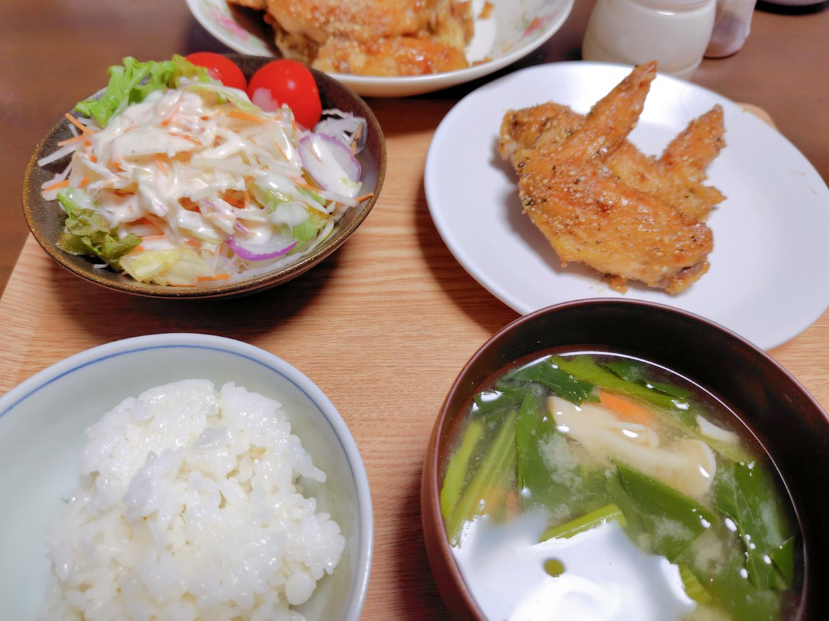 pipi_232's tweet photo. 昨日の夕飯🍚
手羽先揚げたよ〜〜🐔
暑い中揚げ物大変だけど、すごくおいしかったからがんばったかいある！！
私は揚げたあと、粗挽き黒こしょうたっぷりで甘辛ダレを絡めるのがお気に入り https://t.co/CHpBOpsHa1