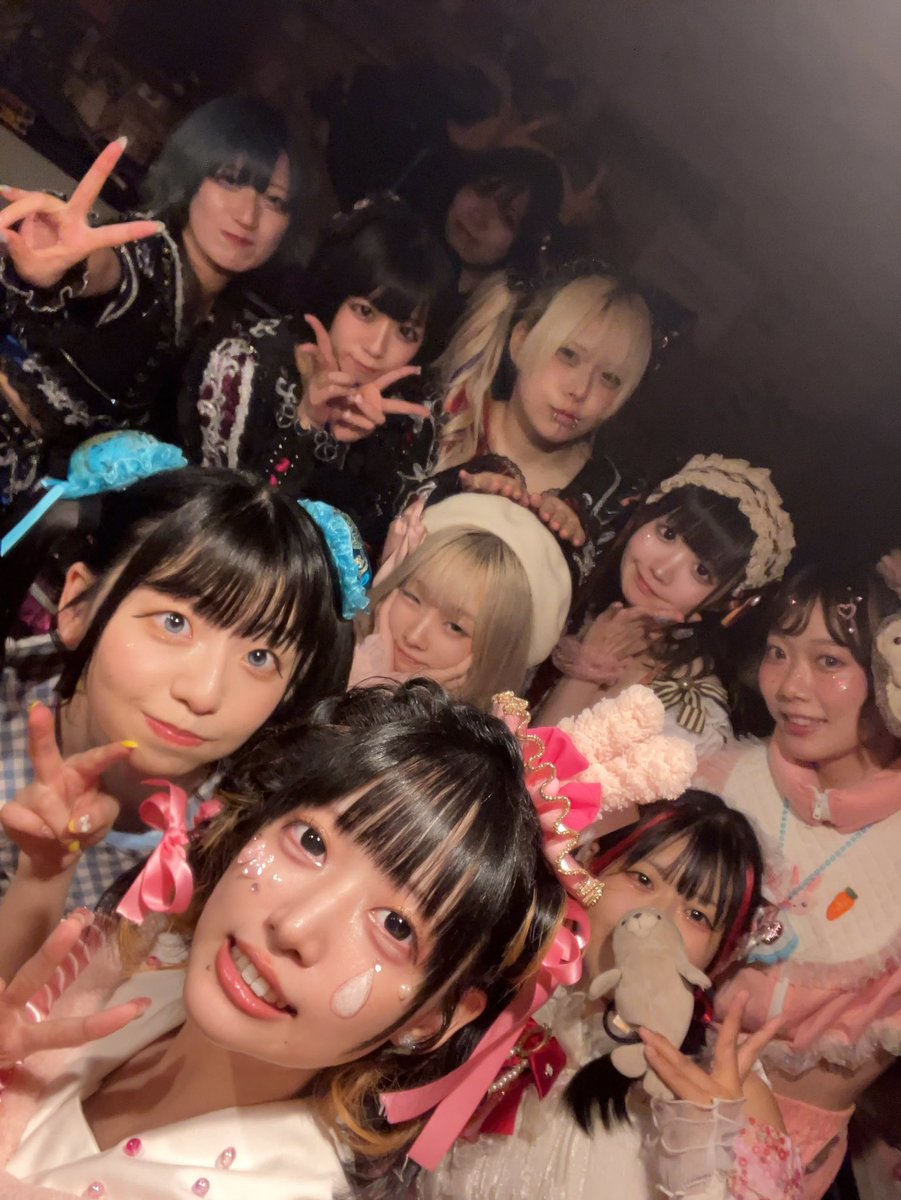 re_ME_RiMi's tweet photo. 改めて！生誕ありがとうございました！！
衣装替えでドタバタしてクソ疲れた記憶💭

出演してくれたみんなとお写真撮ったの！
もちゃもちゃしてて可愛い写真だ👶🏻💕
素敵な仲間たちに出会えたなと再認識できてとっても幸せです
これからも仲良くしてください~~~♡ https://t.co/mNx1rXtZUc