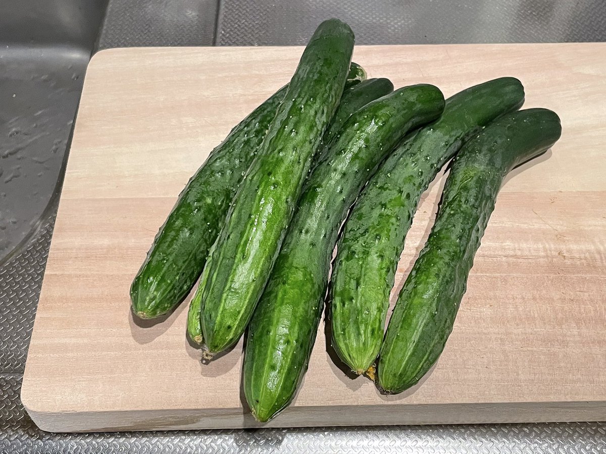 tully_reilly's tweet photo. 近所のおばあさん
「あんたんとこキュウリあるか〜？」
いや、今年植えるの遅れたからまだです〜
「ほんなら持ってくるわ」

ありがたいことです😊 https://t.co/3GKbLBd3va