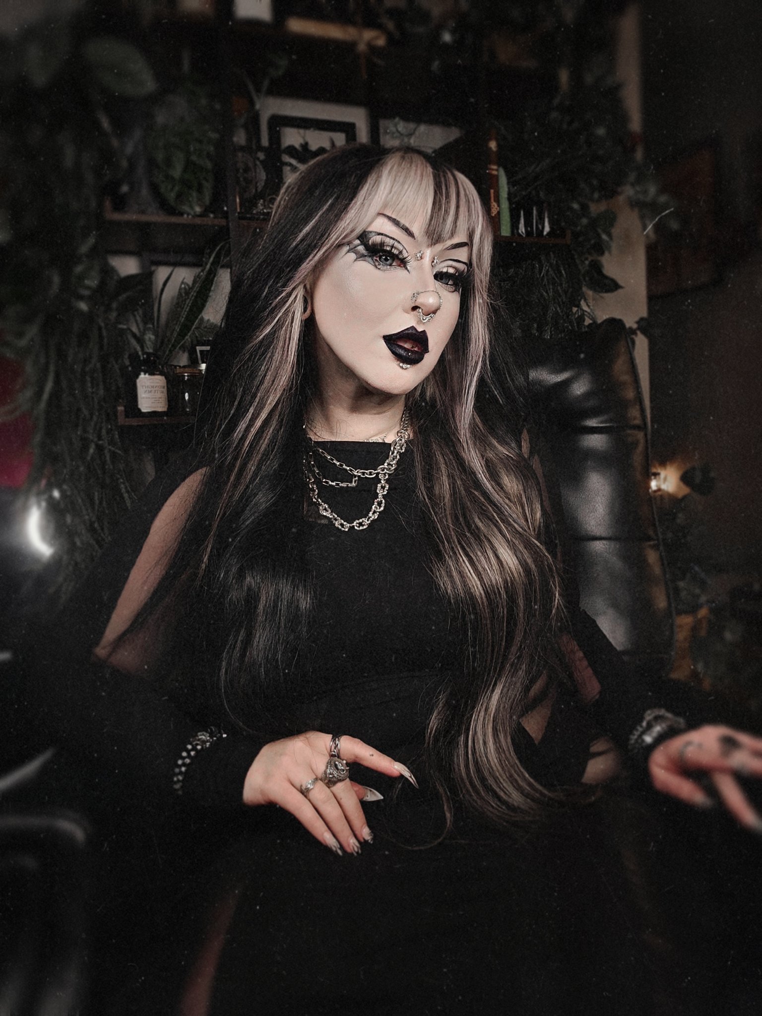 2 pic. the moon made me cut my bangs 🌕🦇 https://t.co/ABfu5eMgYQ