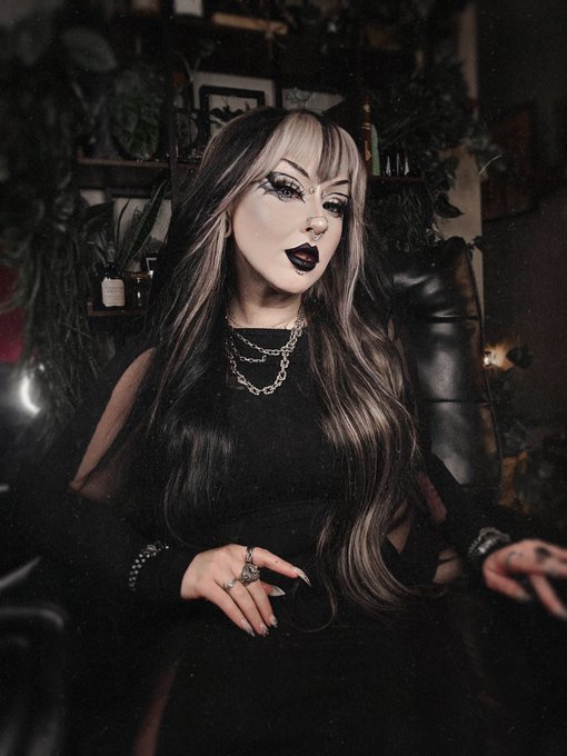 🦇 𝖑𝖎𝖈𝖍𝖑𝖎𝖓𝖌𝖘 | OF 🖤💋 - 2 pic. the moon made me cut my bangs 🌕🦇 https://t.co/ABfu5eMgYQ