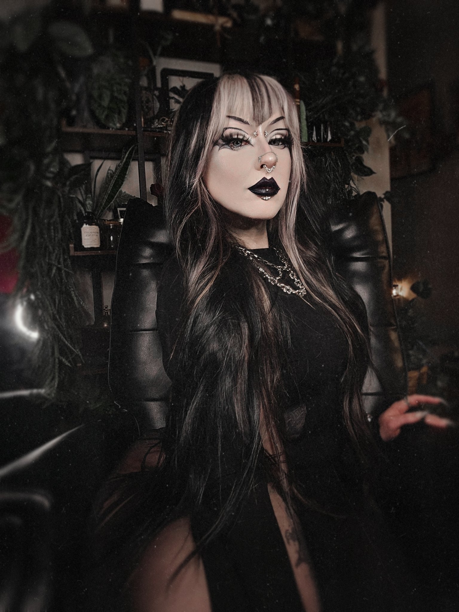 1 pic. the moon made me cut my bangs 🌕🦇 https://t.co/ABfu5eMgYQ