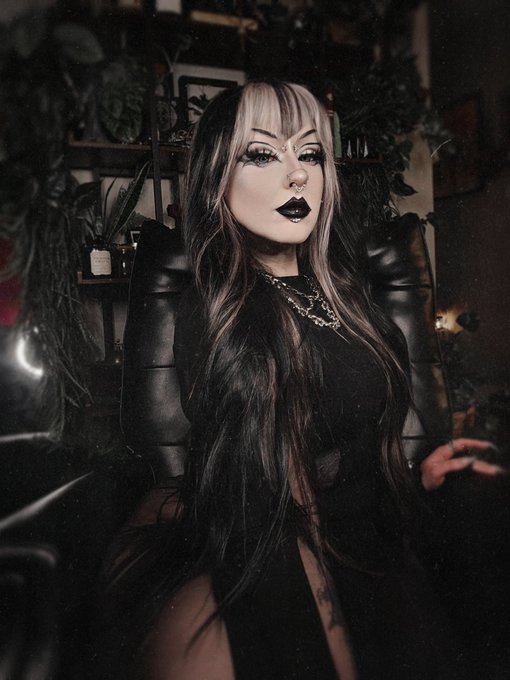 🦇 𝖑𝖎𝖈𝖍𝖑𝖎𝖓𝖌𝖘 | OF 🖤💋 - 1 pic. the moon made me cut my bangs 🌕🦇 https://t.co/ABfu5eMgYQ