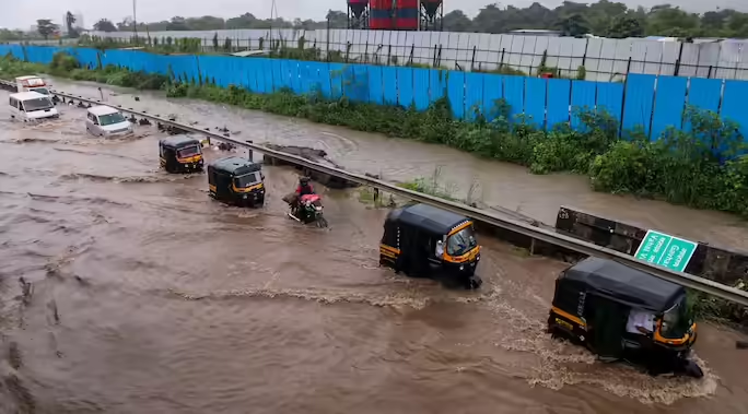 Indiasenews12's tweet photo. Mumbai faces heavy rains with an orange alert issued in multiple areas.

Local authorities are on high alert to prevent flooding, maintain public safety, and ensure transportation continues smoothly as monsoon systems intensify over Maharashtra.
#India #BreakingNews #WeatherAlert https://t.co/r7LfQx16VF