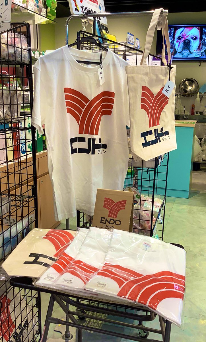 miyagi_plaza's tweet photo. 地元ではお馴染み🥰✨
エンドーチェーンが有楽町にやってきた！？⚡️

サンドウィッチマンの伊達さんも着用していたらしい、、！？🧐
目立つこと間違いナシの、Tシャツとトートバッグが入荷しました❣️
ぜひお手に取ってみてくださいね〜🫛❤️

#エンドーチェーン
#ドッチラチン
#Q六先生
#ヨースケくん https://t.co/7b23g4pAxV