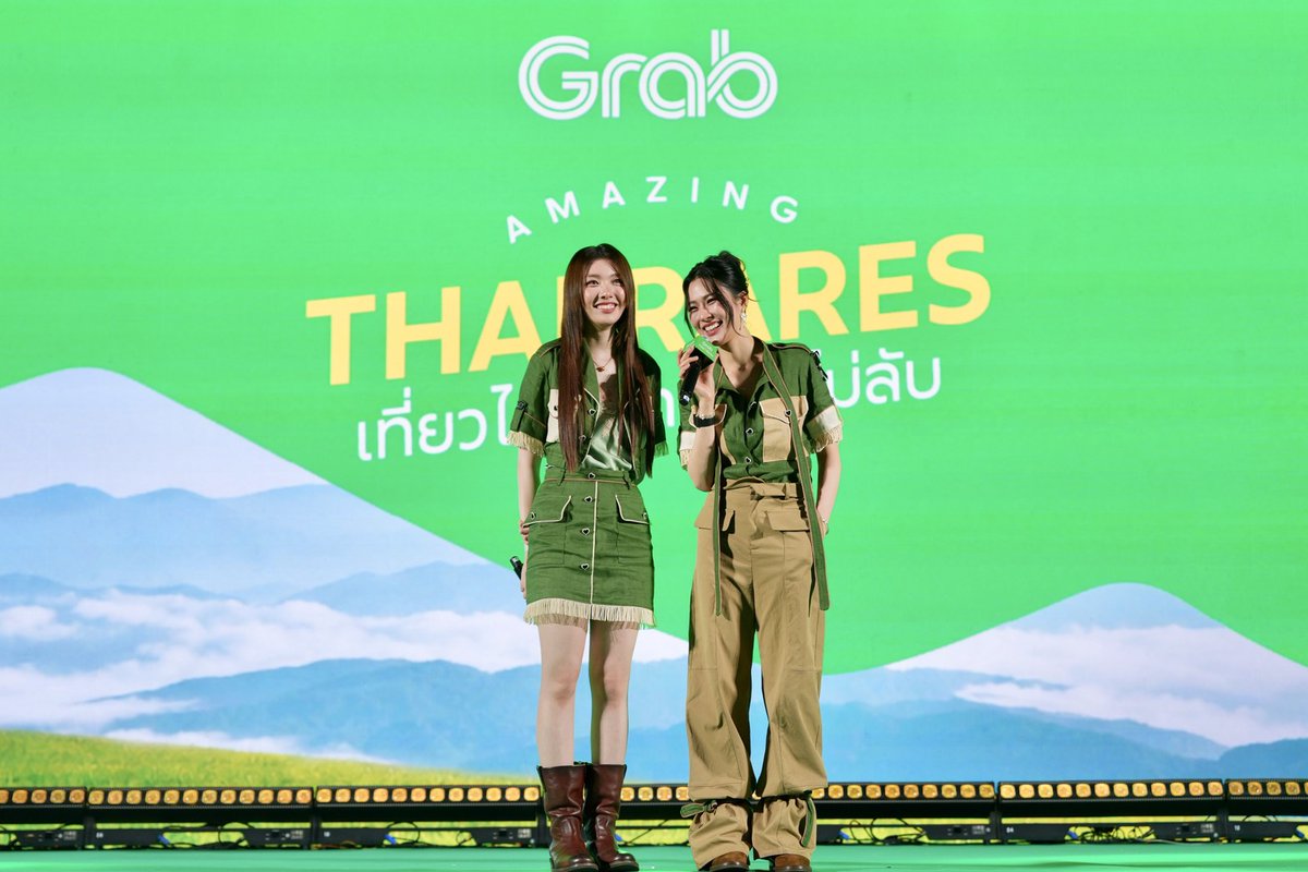 ANiceEnt's tweet photo. "หลิง-ออม" เปิดพิกัดเที่ยวไทยลึกแบบไม่ลับ
ชวนแฟนคลับลุ้นทริปสุดพิเศษ ในแคมเปญ “Grab Amazing Thai Rares”

#GrabThaiRaresxทททxLingOrm
#LingOrm #LinglingKwong #OrmKornnaphat
#GrabAmazingThaiRares #GrabTH

สถานีรถไฟหัวลำโพงคึกคักเป็นพิเศษ! เมื่อสองสาว Friends of Grab “หลิง-ออม” ควงคู่กันมาเปิดตัวแคมเปญ “Grab Amazing Thai Rares เที่ยวไทยลึกแบบไม่ลับ” ชวนแฟนคลับปักหมุดออกไปเช็กอิน และตามรอยเมืองน่าเที่ยวทั่วไทย พร้อมอวดไกด์บุ๊ค 3 ภาษา ที่ได้รวบรวมพิกัดกิน-เที่ยว และอีเวนต์ห้ามพลาดใน 11 เมืองสำคัญมาเสิร์ฟให้แบบจัดเต็ม ปิดท้ายด้วยกิจกรรมสนุกเพื่อลุ้นไปทริปสุดฟินกับ “หลิง-ออม” แบบเอ็กซ์คลูซีฟ

ภายในงาน “หลิง-ออม” ขนความสนุกมาเสิร์ฟแฟนๆ แบบจัดเต็ม ประเดิมด้วยการรับบทเป็นไกด์สาวนำขบวนคาราวานเปิดตัวแคมเปญโฆษณาชุด “เที่ยวลึกแบบไม่ลับ” ชวนทุกคนออกไปตามรอยแหล่งท่องเที่ยวสำคัญ
ทั่วไทย พร้อมลิ้มลองรสชาติอาหารจากร้านเด็ดประจำถิ่น และสัมผัสสีสันของเทศกาลวัฒนธรรมต่างๆ  โดยเฉพาะในเมืองน่าเที่ยว 55 จังหวัด ท่ามกลางบรรยากาศสุดคึกคักกลางหัวลำโพง 

ก่อนจะพาทุกคนตื่นตาตื่นใจไปกับไกด์บุ๊ค “Grab Amazing Thai Rares 2026 Travel Guidebook” ไซส์ไจแอนท์ที่รวบรวมลิสต์พิกัดกิน เที่ยว และอีเวนต์ห้ามพลาดจาก 11 เมืองทั่วประเทศ ได้แก่ พังงา ระยอง อุดรธานี เพชรบูรณ์ ตาก น่าน พะเยา ลำปาง เชียงราย เชียงใหม่ และกรุงเทพฯ ทั้งยังได้จัดทำขึ้นถึง 3 ภาษา ไทย-อังกฤษ-จีน   เพื่อให้ทั้งนักท่องเที่ยวชาวไทยและต่างชาติได้ออกไปค้นพบมุมใหม่ๆ ของเมืองไทยได้ง่ายขึ้น พร้อมไปสนุกกันต่อกับโซนกิจกรรมสุดพิเศษที่ “หลิง-ออม” พาแฟนๆ ไปสัมผัสเสน่ห์ของเมืองไทยในมิติใหม่ๆ ไม่ว่าจะเป็น
การยกทะเลบัวแดงสุดไวรัลมาเป็นมุมถ่ายรูปสุดปัง การขนอาหารเมนูดังมายั่วให้อยากไปลอง และการยกเทศกาลสนุกๆ ที่เที่ยวได้แบบไม่มีเอาท์ตลอดทั้งปี

แต่ความฟินยังไม่จบเพียงเท่านี้! เพราะแกร็บยังเตรียม 2 ทริปสุดพิเศษให้ทุกคนได้ร่วมลุ้น และสร้างความทรงจำกับ “หลิง-ออม” นอกเวที ผ่านกิจกรรม “เที่ยวลึกแบบไม่ลับ ไปกับเมืองน่าเที่ยว” โดยสามารถร่วมสนุกได้ตั้งแต่วันนี้ถึงวันที่ 6 กันยายน 2569

ทริปที่ 1: ลุ้นเป็น 1 ใน 30 ผู้โชคดี ร่วมออกเดินทางแบบเอ็กซ์คลูซีฟ ชิมอาหารท้องถิ่น และสัมผัสเสน่ห์สถานที่ท่องเที่ยวไปกับทั้งสองสาว เพียงใช้บริการแกร็บใน 77 จังหวัดทั่วประเทศ พร้อมใส่โค้ดโหวตภาคที่อยากให้ “หลิง-ออม” พาไปเที่ยวมากที่สุด 

ทริปที่ 2: มอบสิทธิ์ให้ 20 ผู้โชคดีซึ่งใช้บริการแกร็บใน 55 เมืองน่าเที่ยว ได้ร่วมทริปสุดพิเศษและใกล้ชิดกับ “หลิง-ออม” มากกว่าที่เคย 

พิเศษ! แกร็บยังมอบส่วนลดสูงสุด 120 บาท เพียงใส่โค้ด “AMAZING” เมื่อใช้บริการต่างๆ ของแกร็บใน 55 จังหวัด เพื่อให้ทุกคนออกไปสัมผัสประสบการณ์ “เที่ยวไทยลึกแบบไม่ลับ” ได้สะดวกและคุ้มค่ายิ่งขึ้น

ติดตามรายละเอียดแคมเปญ “Grab Amazing Thai Rares” และกิจกรรม “เที่ยวลึกแบบไม่ลับ ไปกับเมือง
น่าเที่ยว” ได้ที่ https://t.co/eLdBDpo4bf   

*เงื่อนไขเป็นไปตามที่บริษัทกำหนด

🔗https://t.co/kCkbup2jZm