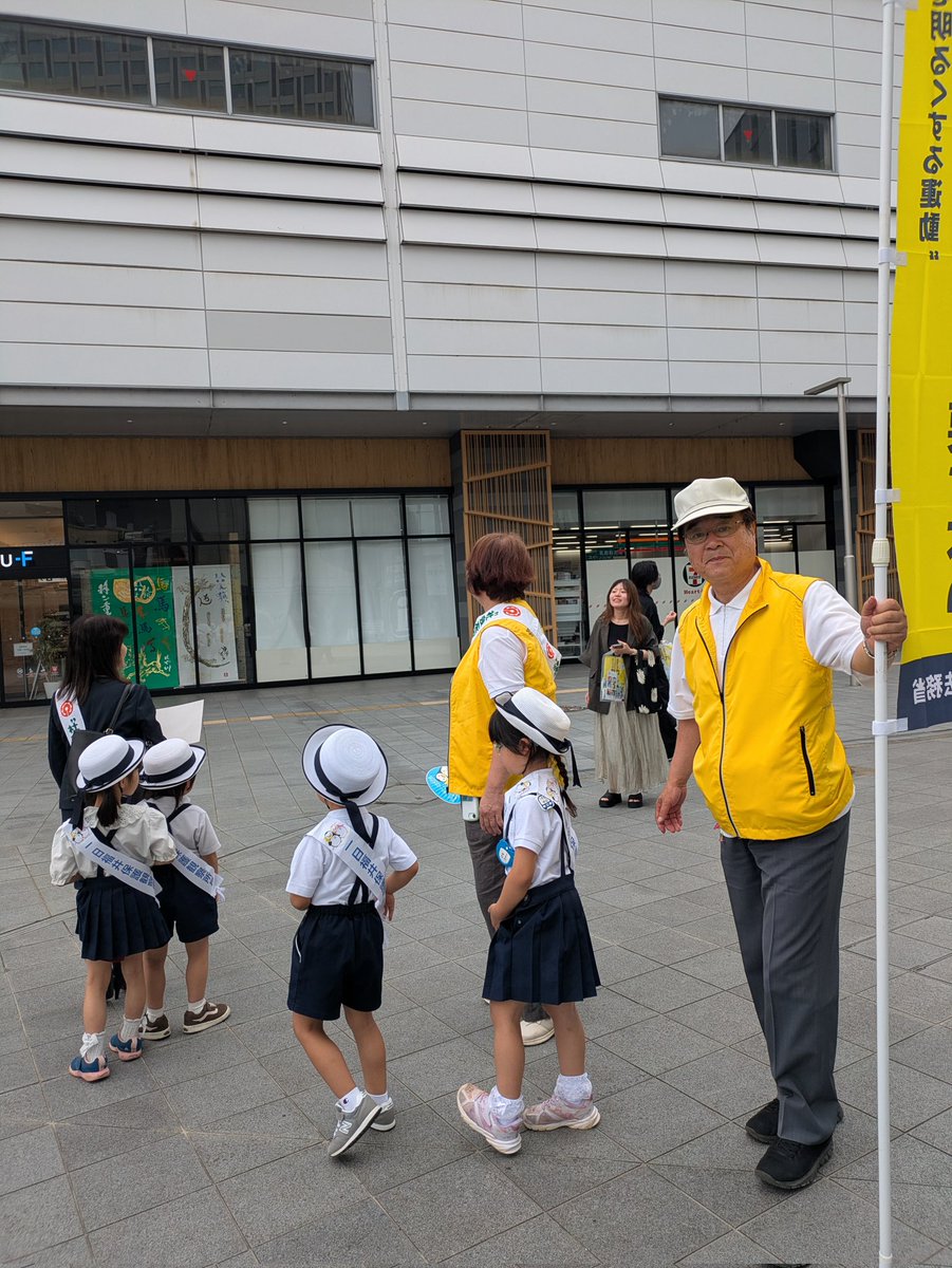 shimobata's tweet photo. 7月は[社会を明るくする運動月間]です✨本日、ハピテラスで式典があり、私もスタッフとして参加しました。式典では、近隣の園児達が、可愛らしい歌や踊りを披露。街頭啓発活動にも参加するなど大活躍でした😊
早速、地元公民館にも、のぼり旗を掲示。犯罪のない明るい社会を目指します！ https://t.co/kJeClR5gWu