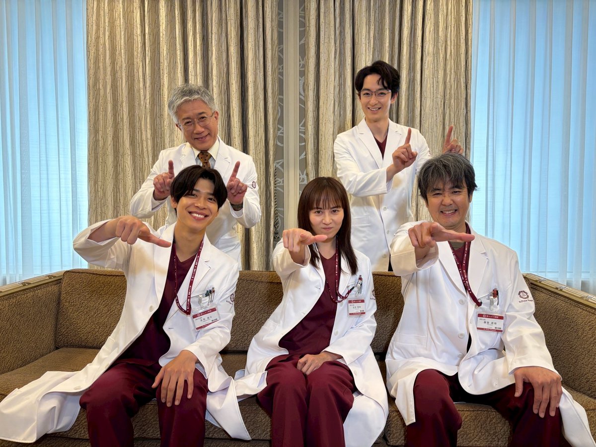 firstcry_ntv's tweet photo. 𝟕月𝟖日(水)よる𝟏𝟎時𝑺𝑻𝑨𝑹𝑻
#ファーストクライ 母子救命救急班👶

／
放送スタートまであと1週間✨
＼

おちゃめな先生方🫵🏼
前3人がやっているポーズとは…？
ぜひ第1話チェックしてください！
後ろの2人は…わかりません🤔笑

TVerお気に入り登録お願いします！
https://t.co/9skUT4nY5E

比嘉愛未
松島聡
濱正悟
遠山俊也
岡部たかし