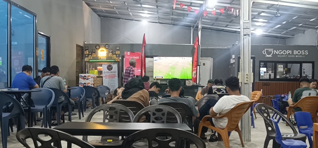 Kodim0901Smd's tweet photo. Keseruan Nobar Bersama Babinsa dan Warga Pererat Kebersamaan https://t.co/2jaiin8ScQ