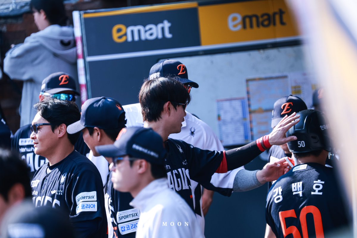 hellomoon_pic's tweet photo. ㄸㅐ,,,아니 백호가 기특한 우주니형✨️
20260627 #심우준 #강백호 #한화이글스 https://t.co/HLa5DvptkL