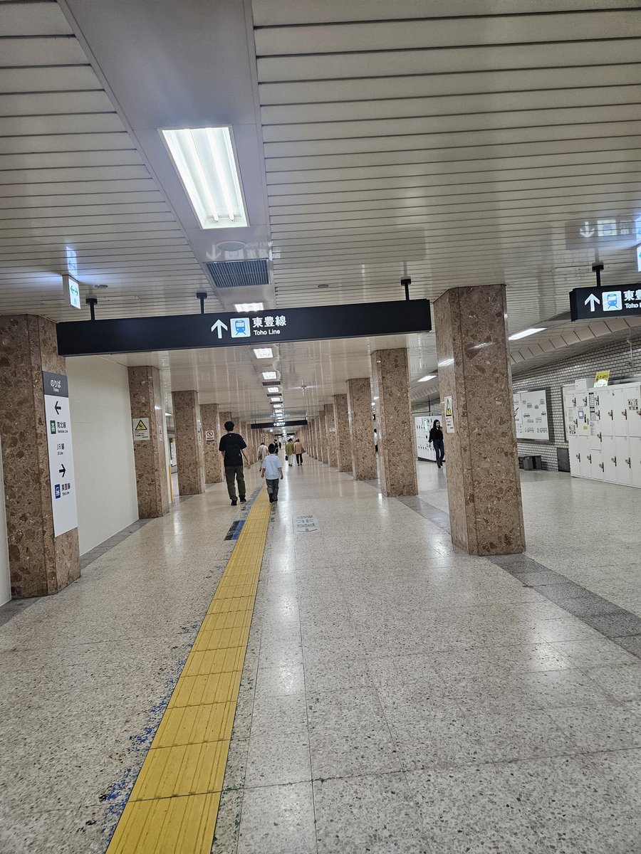nape0404's tweet photo. 地下鉄さっぽろ駅の南北線から東豊線に行くこの通路…

ただただ、ながっぴろいだけで…

なんか、いい活用方法はないものか… https://t.co/CSy067phWm