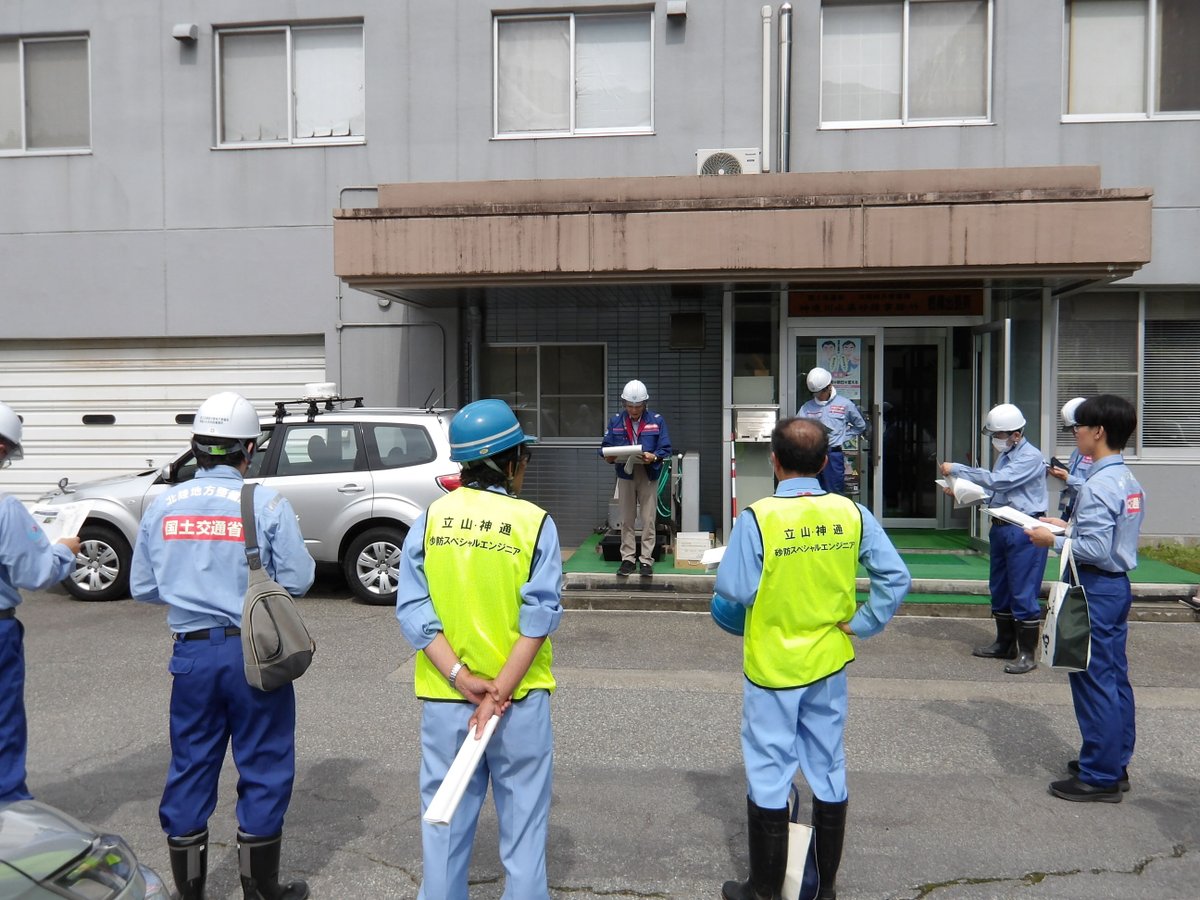 mlit_jinzu's tweet photo. 6月30日に夏休み前に楽しく安心して奥飛騨を満喫していただくため、広場や遊歩道をみんなで隅々まで点検し、危ない所は改善するよう意見交換を行いました。
夏休みはぜひ納涼スポットの砂防施設にお立ち寄りください！

＃夏休み、＃砂防、＃奥飛騨、＃安全第一、＃観光、＃涼しい https://t.co/TFt2ILutK9
