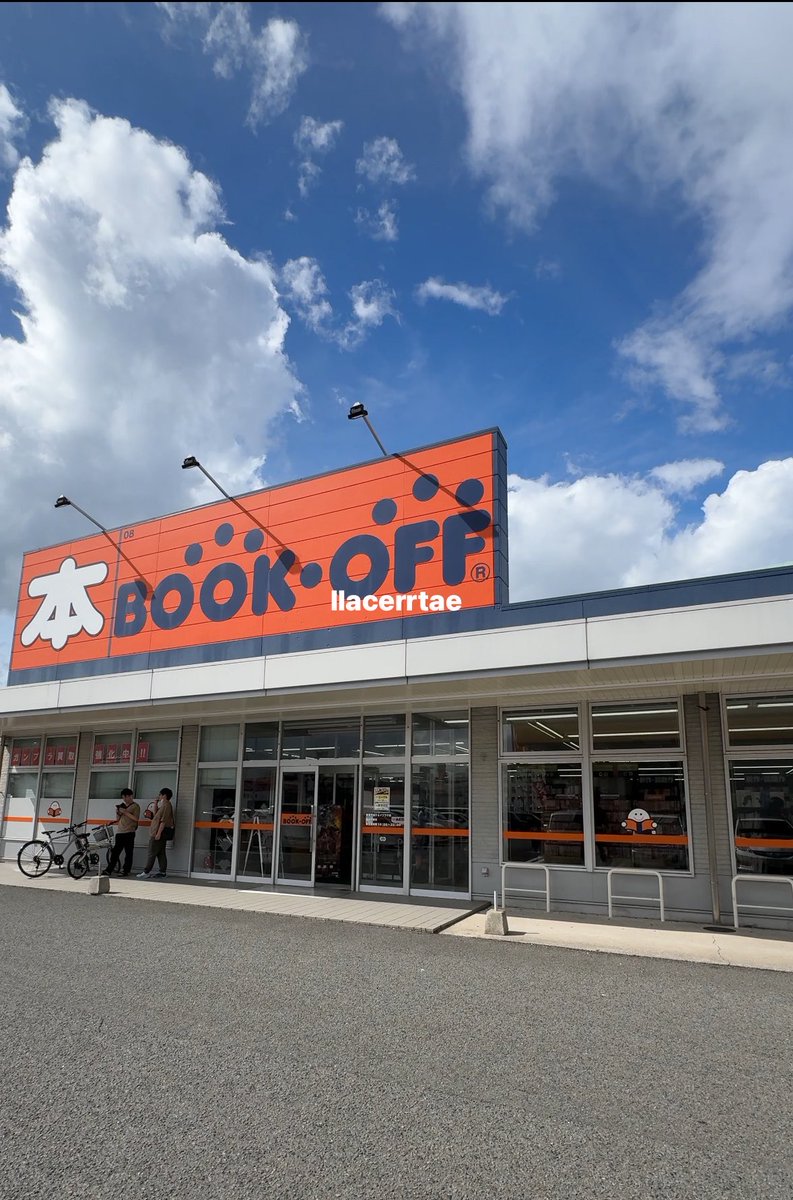 llacerrtae's tweet photo. nanti kalo main ke jepang, mampir ke book-off deh, koleksi bukunya murah murah banget start dari 11k juga ada 😍🫶🏻✨ https://t.co/HRvsrbnrDx