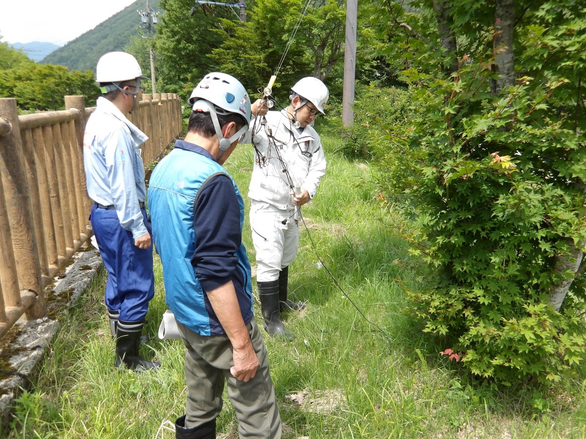 mlit_jinzu's tweet photo. 6月30日に夏休み前に楽しく安心して奥飛騨を満喫していただくため、広場や遊歩道をみんなで隅々まで点検し、危ない所は改善するよう意見交換を行いました。
夏休みはぜひ納涼スポットの砂防施設にお立ち寄りください！

＃夏休み、＃砂防、＃奥飛騨、＃安全第一、＃観光、＃涼しい https://t.co/TFt2ILutK9