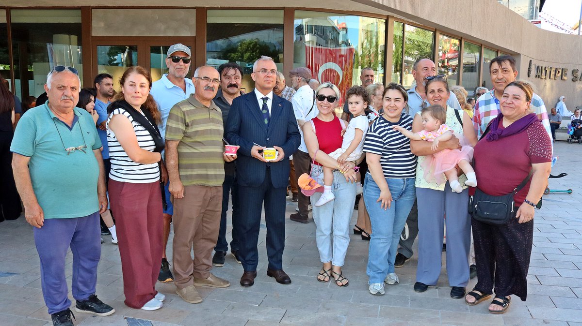 TC_Maltepe's tweet photo. Kaymakamımız Bahri Tiryaki, Cem Vakfı Maltepe Şubesi tarafından düzenlenen aşure ikramı programına katılarak vatandaşlarımızla bir araya geldi.

Birlik beraberliğimiz daim,  ibadetlerimiz kabul olsun inşallah. https://t.co/2HSRWfnvsH