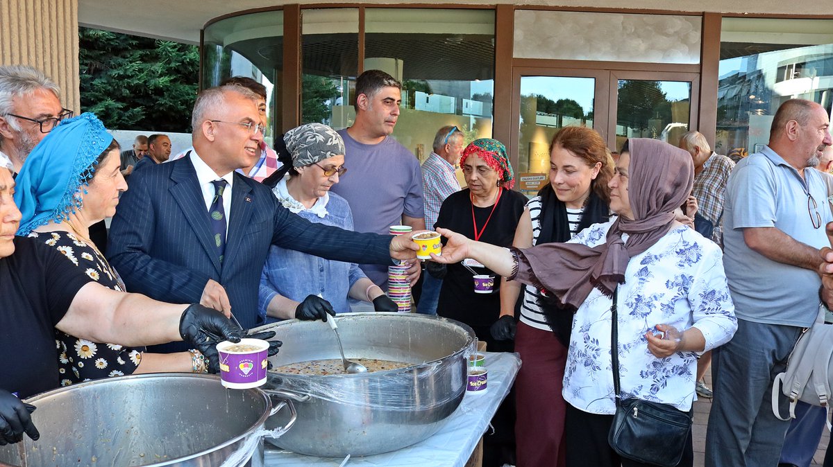 TC_Maltepe's tweet photo. Kaymakamımız Bahri Tiryaki, Cem Vakfı Maltepe Şubesi tarafından düzenlenen aşure ikramı programına katılarak vatandaşlarımızla bir araya geldi.

Birlik beraberliğimiz daim,  ibadetlerimiz kabul olsun inşallah. https://t.co/2HSRWfnvsH
