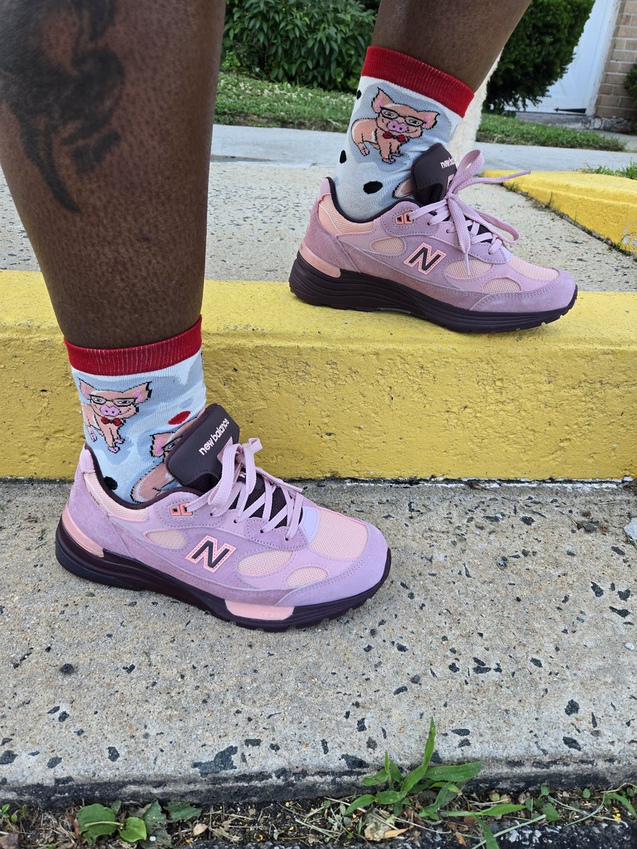 trudyspeaks's tweet photo. New Balance 'Chocolate City' Pack
👟: NB 992 'Pink Chalk'
.
#newbalance #newbalancesociety #nbsonly #nbsocialclub #nb992 #kotd https://t.co/tWlM7ivBYt