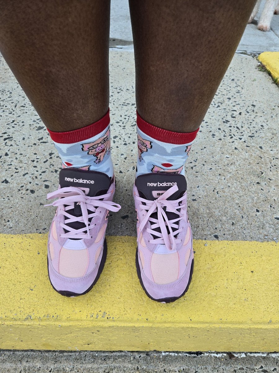 trudyspeaks's tweet photo. New Balance 'Chocolate City' Pack
👟: NB 992 'Pink Chalk'
.
#newbalance #newbalancesociety #nbsonly #nbsocialclub #nb992 #kotd https://t.co/tWlM7ivBYt